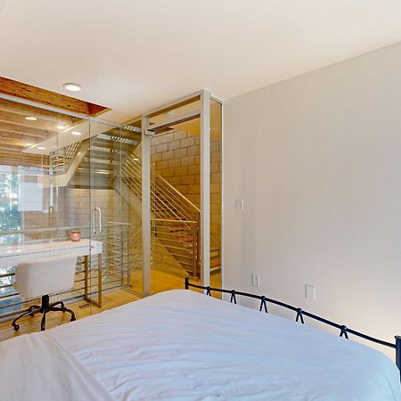 Modern Loft-Style Townhouse In Los Angeles Exterior photo