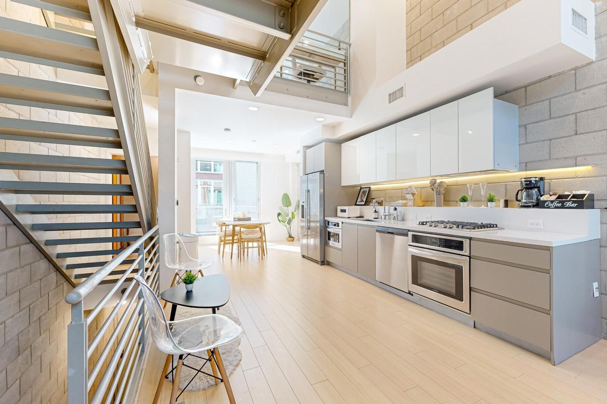 Modern Loft-Style Townhouse In Los Angeles Exterior photo