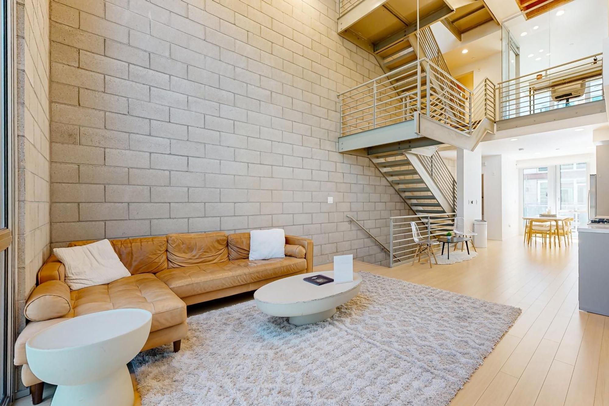 Modern Loft-Style Townhouse In Los Angeles Exterior photo