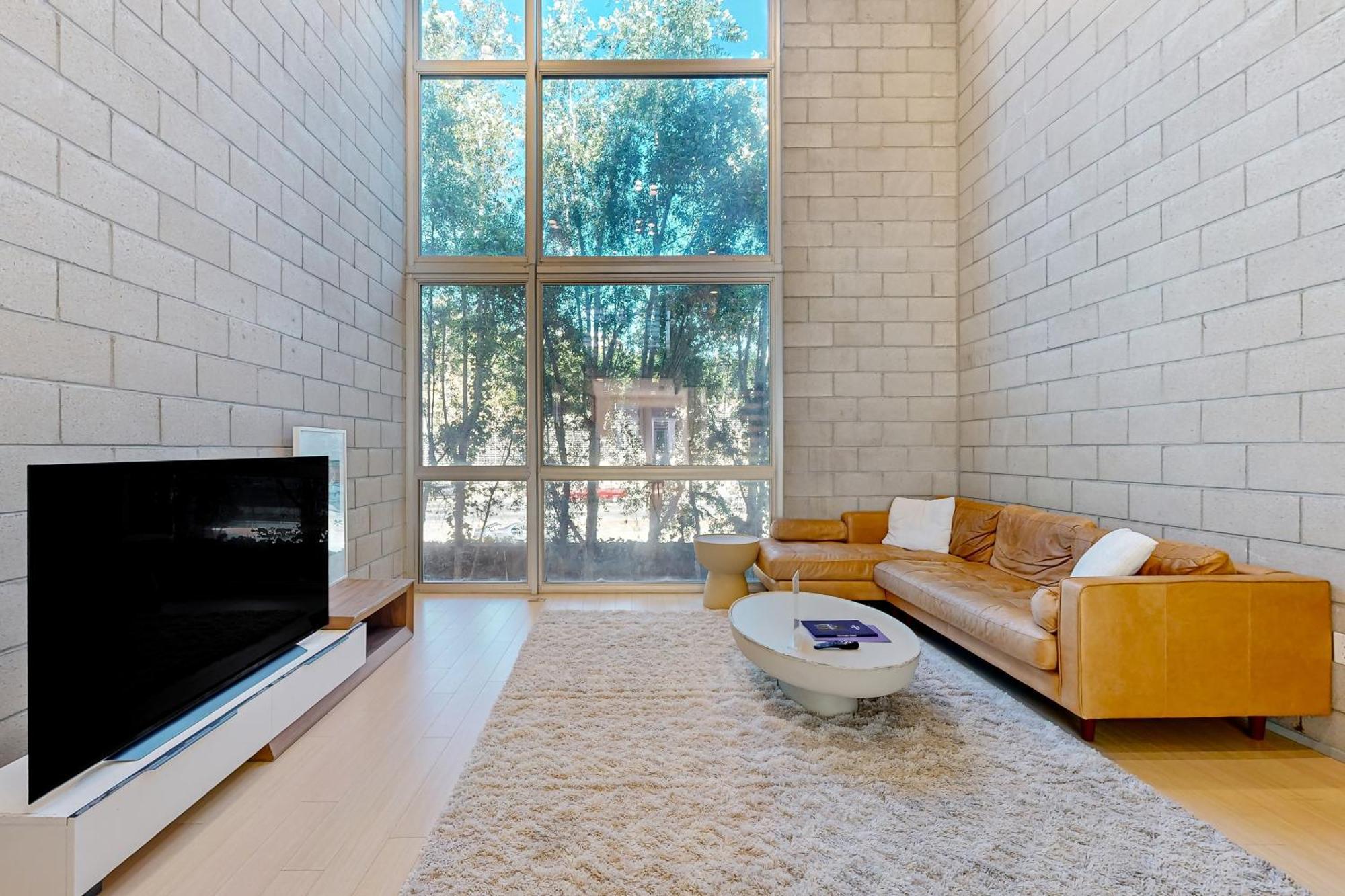 Modern Loft-Style Townhouse In Los Angeles Exterior photo
